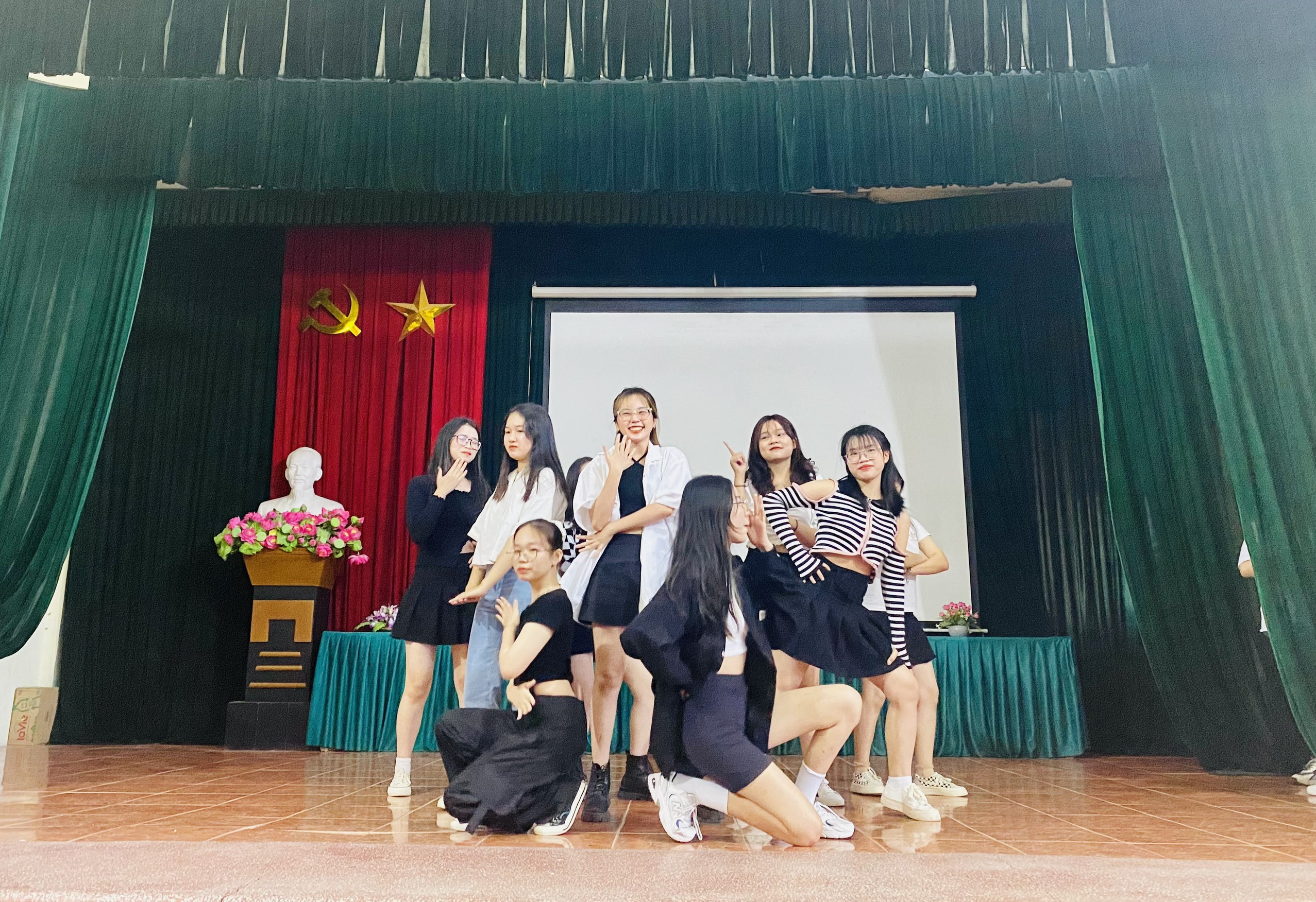 Một số hình ảnh trong giải văn nghệ chào mừng ngày 20/11/2022 của các bạn sinh viên K58 kỳ 1 2022- 2023